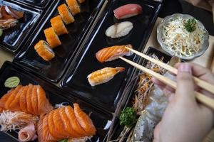 juego de sushi japonés, rollos de sushi nigiri y sashimi servidos en el menú del restaurante de comida japonesa foto