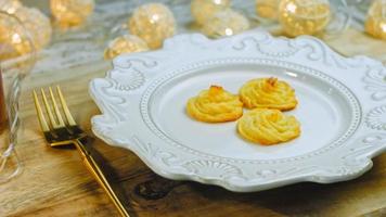 biscuits aux pommes de terre recette canonique brie, parmesan et crème épaisse. il est utilisé pour décorer une assiette rétro et une fourchette en or video