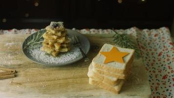 el proceso antes y después de hacer tostadas francesas árbol de navidad ambiente festivo. video