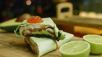 combinazione di Sushi e burrito. litchi è anche Usato per retrogusto video