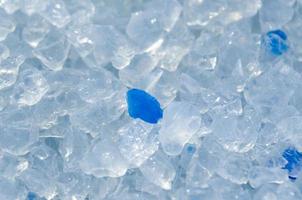 cristales transparentes. foto de primer plano de gránulos de gel de sílice. gel de sílice blanco y azul. arena para gatos cerca de la foto.