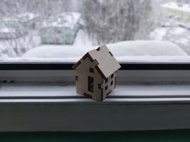artículos de navidad y juguetes en la nieve blanca foto