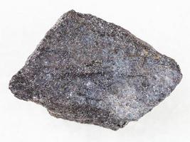 piedra de cromita cruda en blanco foto