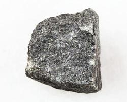 piedra gabro cruda en blanco foto