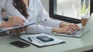 uomo d'affari Lavorando con inteligente Telefono e il computer portatile e digitale tavoletta computer nel ufficio con digitale marketing media nel virtuale icona video