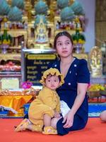 madre asiática e hijo de nacionalidad tailandesa en el templo en el templo thung saliam o wat thung saliam, thung saliam, sukhothai, tailandia. foto