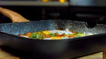 œufs au plat dans la cuisine géorgienne, chirbuli. Oeufs aux tomates cuits à la vapeur dans la poêle video