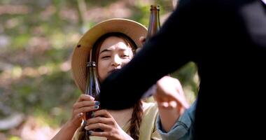 groupe de belles femmes asiatiques amis voyageurs se détendant devant la tente de camping, ils se tiennent debout pour danser et boire de la bière et parler avec plaisir et heureux ensemble video