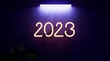 Renderização 3D piscar neon amarelo com flash número 2023 na parede de concreto roxo com folhas de planta. longo fluorescente sobre o numeral do ano, animação 3d de filmagem abstrata com o conceito de ano novo video