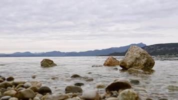 A lo largo de la costa se pueden encontrar diferentes tipos de accidentes geográficos costeros y oceánicos. video