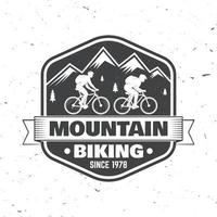 diseño de tipografía vintage con hombre montando en bicicleta y silueta de montaña. vector