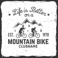 diseño de tipografía vintage con camión y remolque, bicicletas de montaña y silueta de montaña. vector