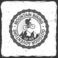 diseño de tipografía vintage con camión y remolque, bicicletas de montaña y silueta de montaña. vector