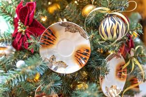 fondo navideño de un árbol de navidad decorado con juguetes navideños con el simbolismo de la coloración del platillo tigre-tigre de año nuevo. vacaciones de invierno. foto