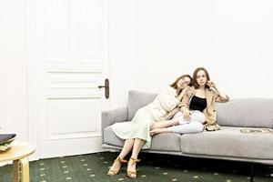 padres y adolescentes. mamá e hija adolescente están sentadas en el sofá. conflicto, edad difícil. familia. foto