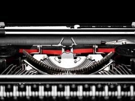 máquina de escribir antigua. dos colores rojo y negro. foto