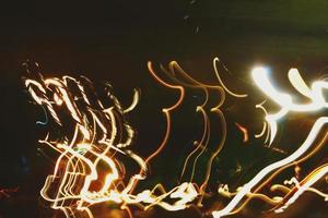 fotografía de larga exposición de las luces del vehículo por la noche en la ciudad foto
