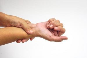 mujer con dolor en la muñeca sobre fondo blanco con trazado de recorte. concepto de síndrome de salud y oficina. foto