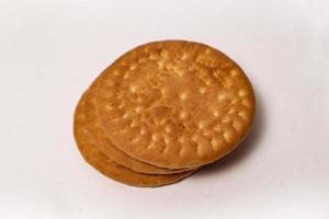 galletas de trigo en la placa de acero con fondo borroso. galletas indias conocidas popularmente como chai-biscuit en india foto