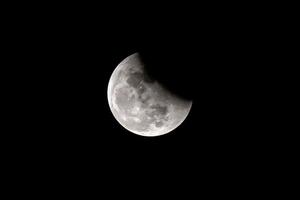 luna en la noche oscura fondo oscuro foto