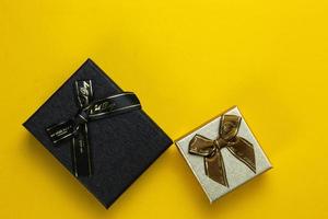 conjunto de tres cajas de goift utilizadas para el diseño de año nuevo y navidad. cajas de regalos azules realistas. y lleno de objeto festivo decorativo. diseño de pancartas de vacaciones. foto