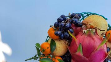 endecha plana, fruta de dragón tropical, naranjas, peras, uvas sobre fondo blanco 03 foto