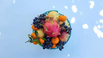 endecha plana, fruta de dragón tropical, naranjas, peras, uvas en el medio aisladas en fondo blanco 02 foto