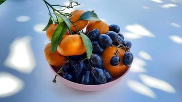 High angle, Pink plate with citrus fruits and grapes on white background. healthy fruit 04 photo