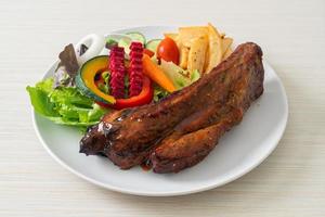 costillas de cerdo a la barbacoa con verduras foto