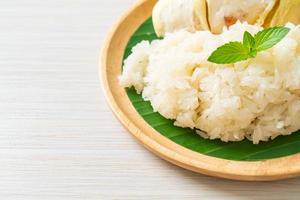 arroz pegajoso durian en un plato foto