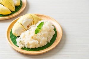 arroz pegajoso durian en un plato foto