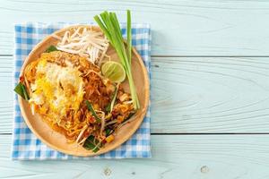 pad thai - fideos salteados al estilo tailandés con huevo foto