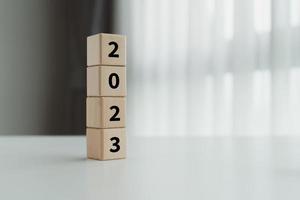 Objetivo y objetivo del desafío del año nuevo 2023, logro, éxito empresarial. 2023 sobre pila de bloque de madera. establecer la estrategia y el plan para el futuro. fondo para feliz navidad y feliz año nuevo 2023. foto