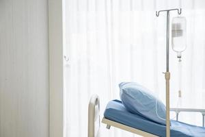 habitación de hospital con cama y dispositivo o equipo médico cómodo en un hospital moderno, negocio de atención médica foto