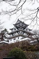 castillo de gujohachiman, el hermoso castillo histórico en la cima de la montaña, japón foto