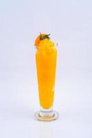 un batido de jugo de naranja. bebida para el verano en el fondo blanco. foto