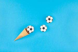 macarrones de fútbol en conos de gofres foto