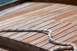 cuerda en la cubierta de un barco de madera foto