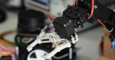 robot klauw in langzaam beweging - modern bouwkunde innovatie Bij de Universiteit van coïmbra, Portugal - dichtbij omhoog video
