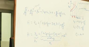 formules et équations mathématiques complexes écrites sur un tableau blanc - concept de génie civil - gros plan, tir de curseur lent