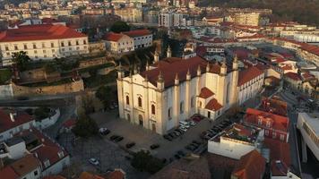 vista aérea de la catedral de leiria, iglesia católica en el centro de la ciudad de leiria en portugal. - panorámica video