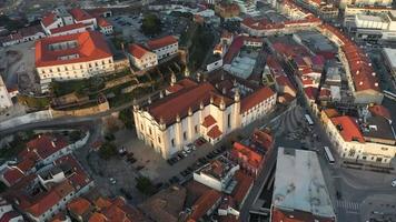 catedral de leiria - catedral de nossa senhora da assunção com vista para a cidade de cima em leiria, portugal. - aéreo video