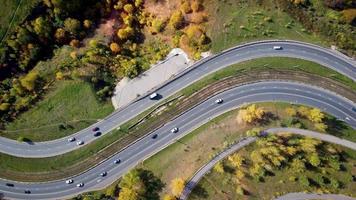 a volo d'uccello Visualizza di il strada con un autunno foresta e un' strada fessura. aereo fotografia su un' quadricottero. video