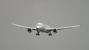 frankfurt am main, alemanha 19 de julho de 2017 - japan airlines dreamliner boeing 787 ja865j se aproximando na pista 25r. fraport, frankfurt, alemanha video