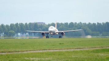 amsterdam, países bajos 24 de julio de 2017 - easyjet airbus a319 g ezbb despegue y suba en polderbaan 36l, aeropuerto shiphol, amsterdam, holanda video