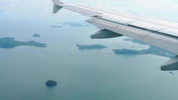 Flygfoto över grupp av ö i Andamansjön nära Phuket, södra delen av Thailand, utsikt från fallande flygplan video