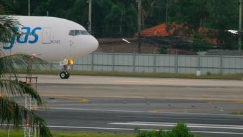phuket, tailândia, 3 de dezembro de 2016 - ikar airlines boeing 767 vq btq em pegas libré taxiando após o pouso. vista do último andar do hotel centara grand west sands resort phuket video