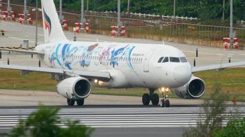 phuket, thailand 2. dezember 2016 - bangkok air airbus 320 hs psa drehen landebahn vor abflug am flughafen phuket. regnerisches Wetter video