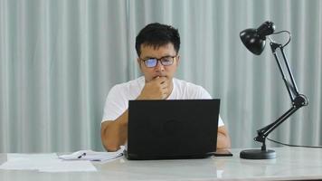 retrato de homem de negócios duvidoso e pensativo do Oriente Médio usando seu laptop comunicar-se com parceiros empresariais investidores querem encontrar solução decisão para obter objetivo sentar mesa video