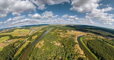 krökning av Plats av liten planet omvandling. abstrakt torsion och spinning av full panorama landskap över flod och skog i Sol dag med moln. video